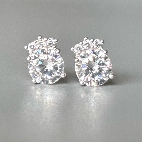 Sterling Silver 1/2 c.t. Stud Earrings - Picture 4 of 16